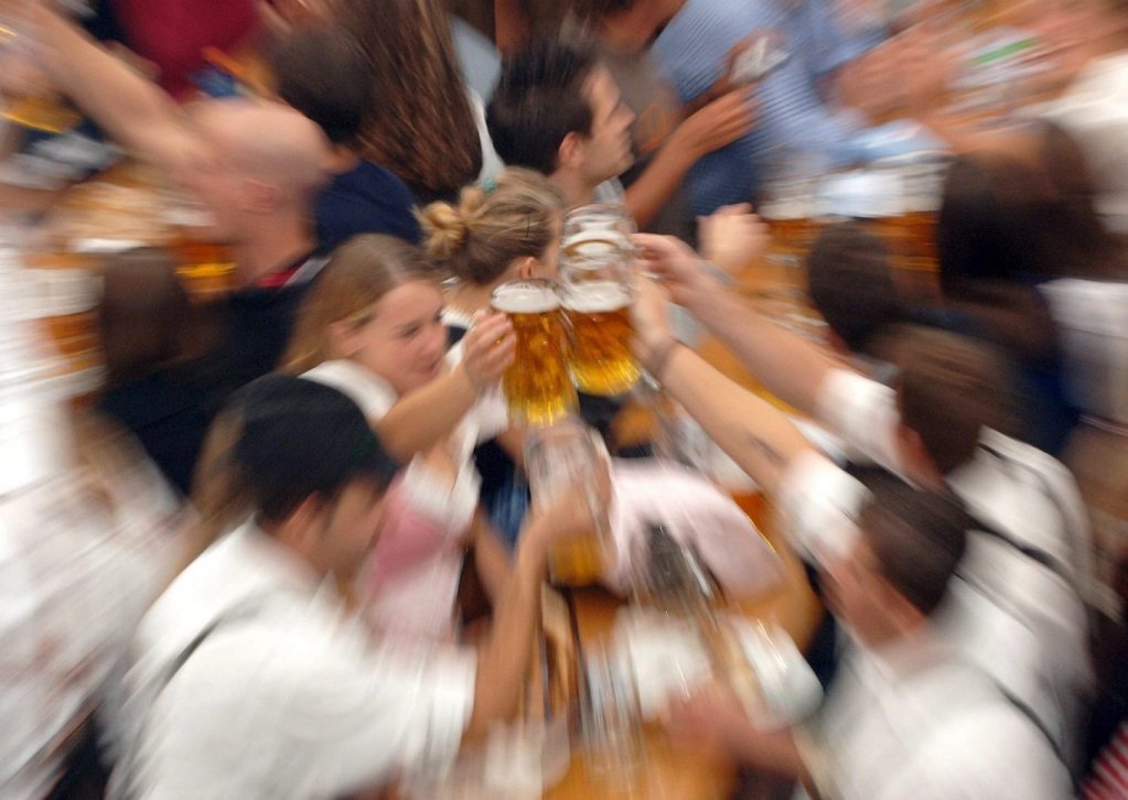 Imagen de un grupo de personas que brindan con cerveza. Foto: EFE/ Frank Leonhardt.