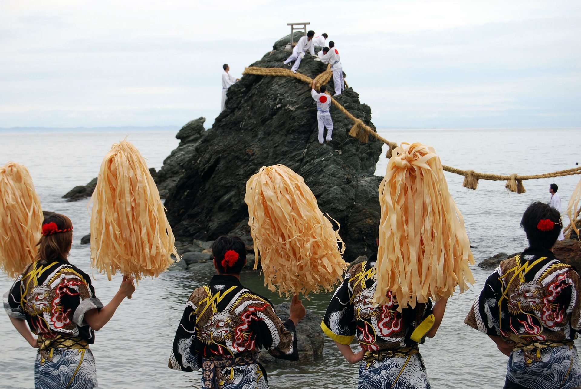 Ceremonia del cambio de “shimenawa” (soga hecha de paja de arroz) en las “rocas casadas” (Meoto Iwa). Foto: María Roldán.