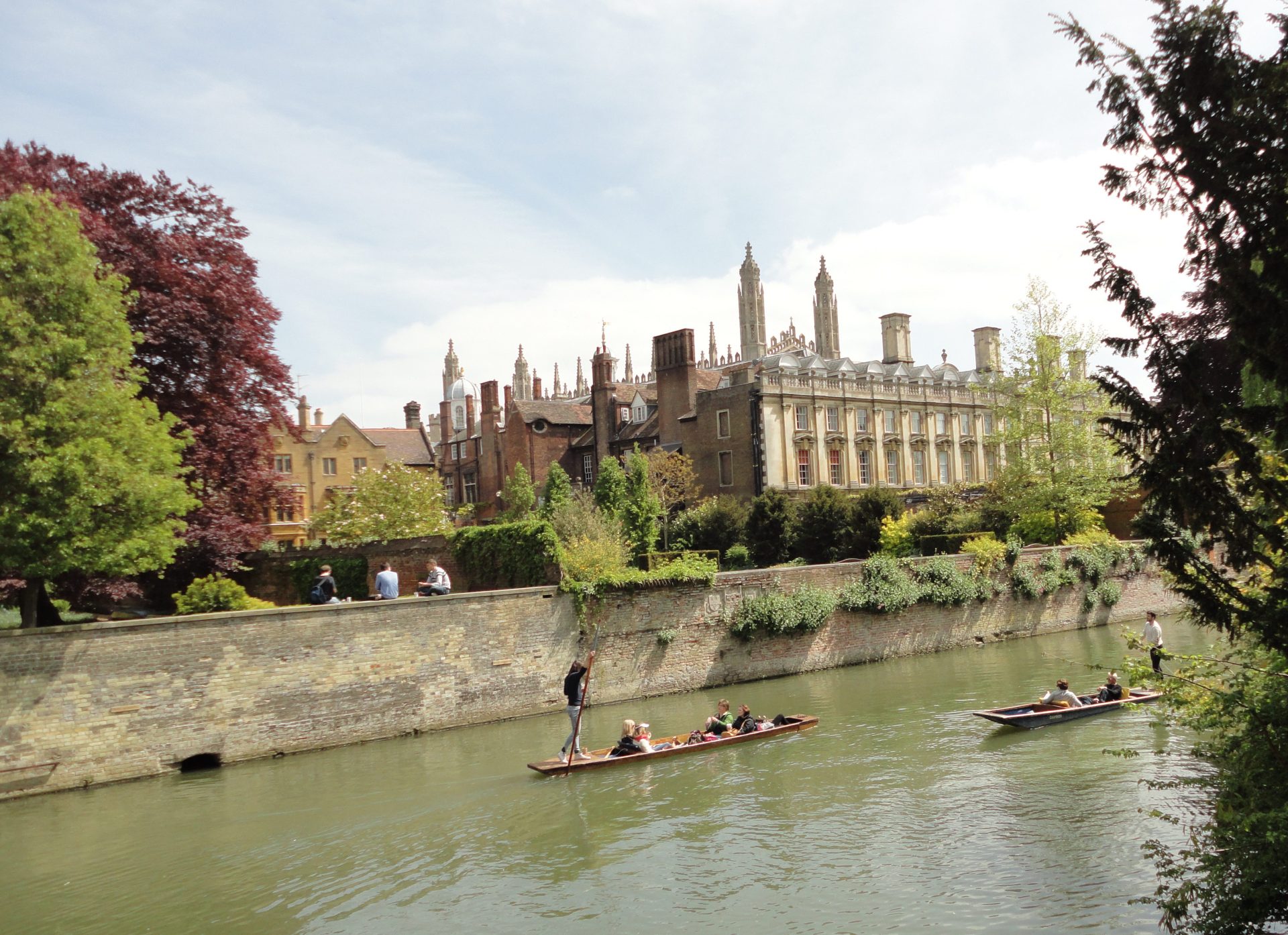 Barcas en el exterior del prestigioso King´s College de la Universidad de Cambridge. Foto: Antonio Dopacio.