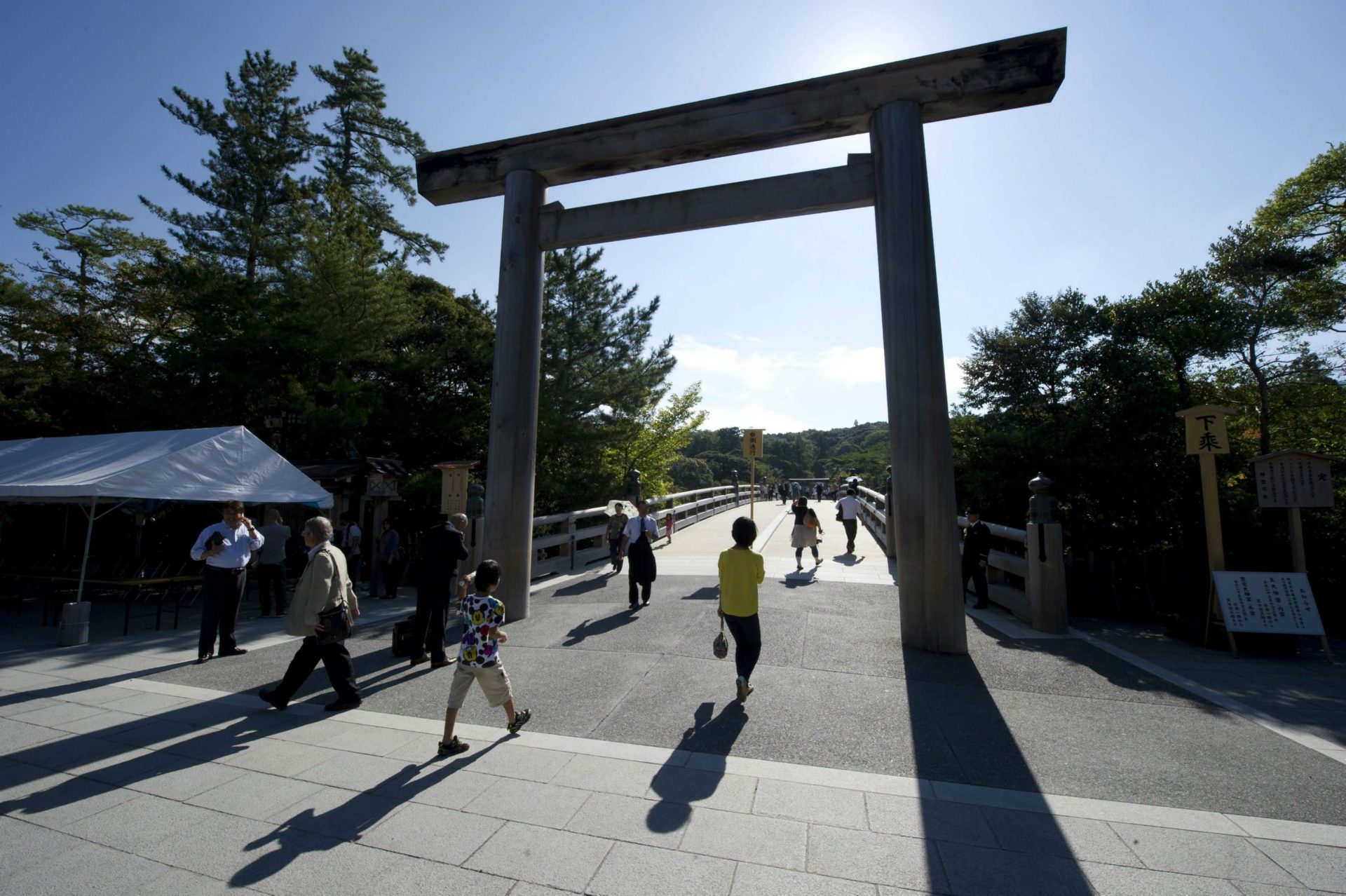 Puente en la entrada del Gran Santuario de Ise, en Mie, Japón. Foto: EFE/Everett Kennedy Brown.