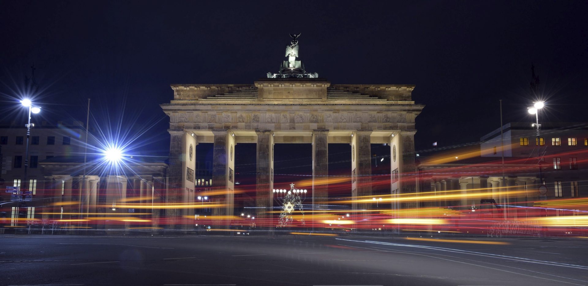 Las luces de los coches iluminan la Puerta de Brandeburgo en la Pariser Platz, en Berlín, Alemania. EFE/Rainer Jensen