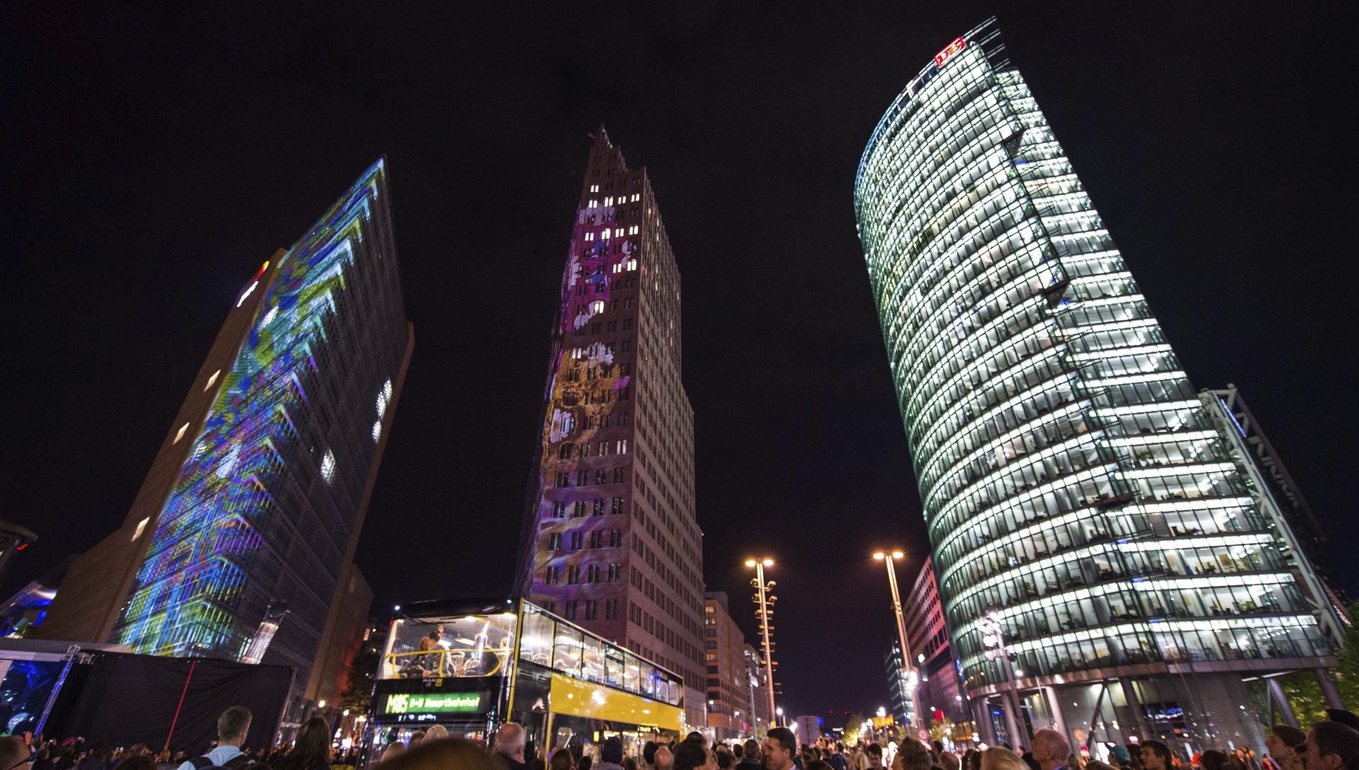 Edificios de la Potsdamer Platz se iluminan durante el 10 Festival anual de luces en Berlín, Alemania. EFE/EPA / LUKAS SCHULZE