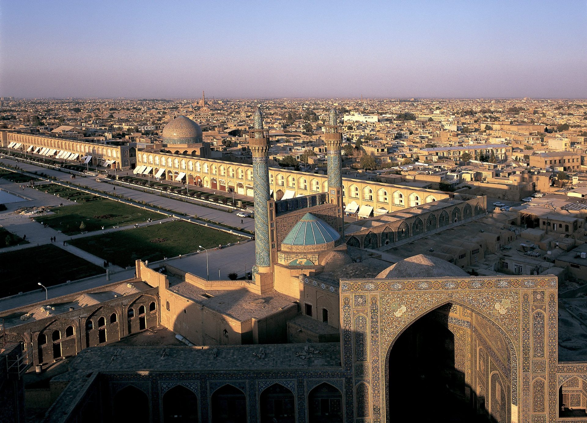 Fotografía facilitada por la Organización de Patrimonio Cultural, Artesanía y Turismo de Irán, de la plaza y mezquita de Isfahán. Foto: EFE