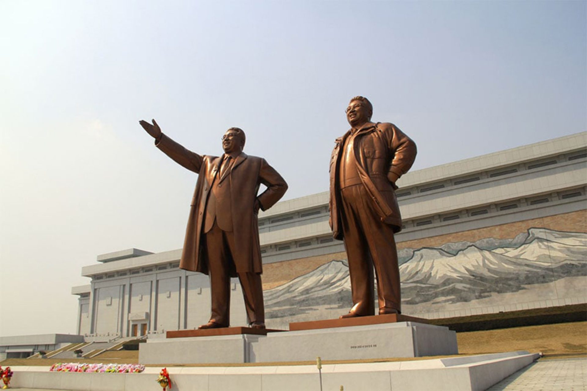 Estatuas de los líderes norcoreanos,una de las atracciones monumentales de Pyongyang. Foto cedida por Destinia