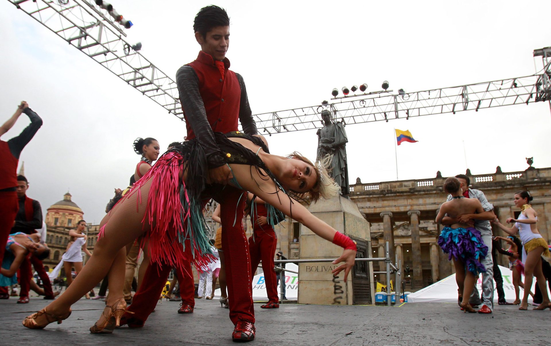 Bailarines en una exhibición de salsa. Foto: EFE/LEONARDO MUÑOZ