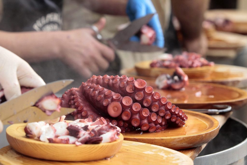 Imagen de archivo de la preparación del pulpo a feira. Foto: EFE/Eliseo Trigo