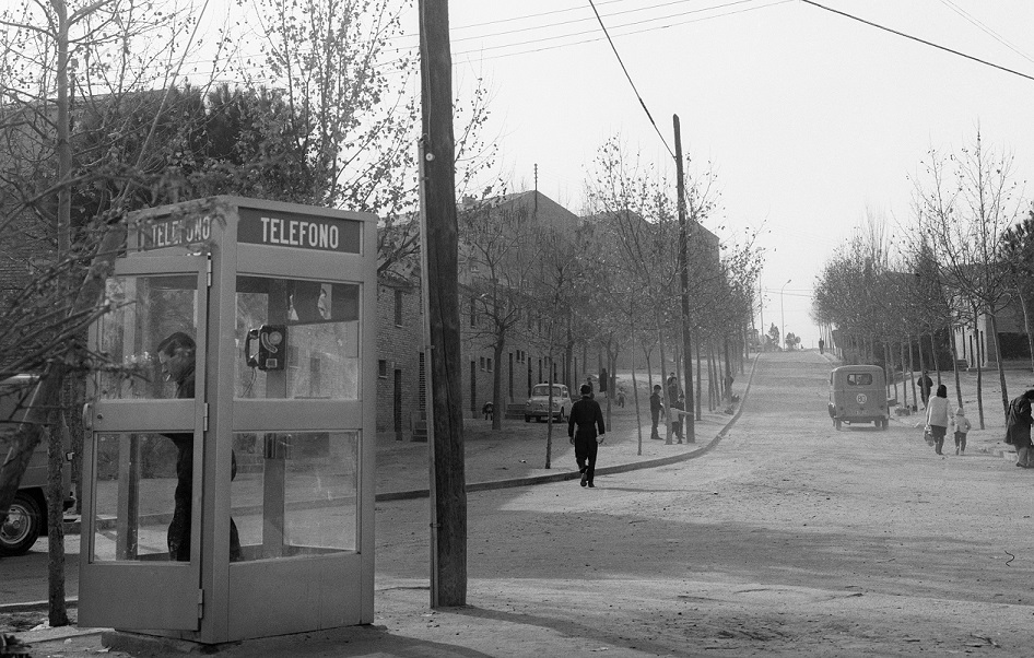 Cabina telefónica en la calle Motril de la madrileña Colonia de San Fermín. Foto: EFE/Fiel/ct