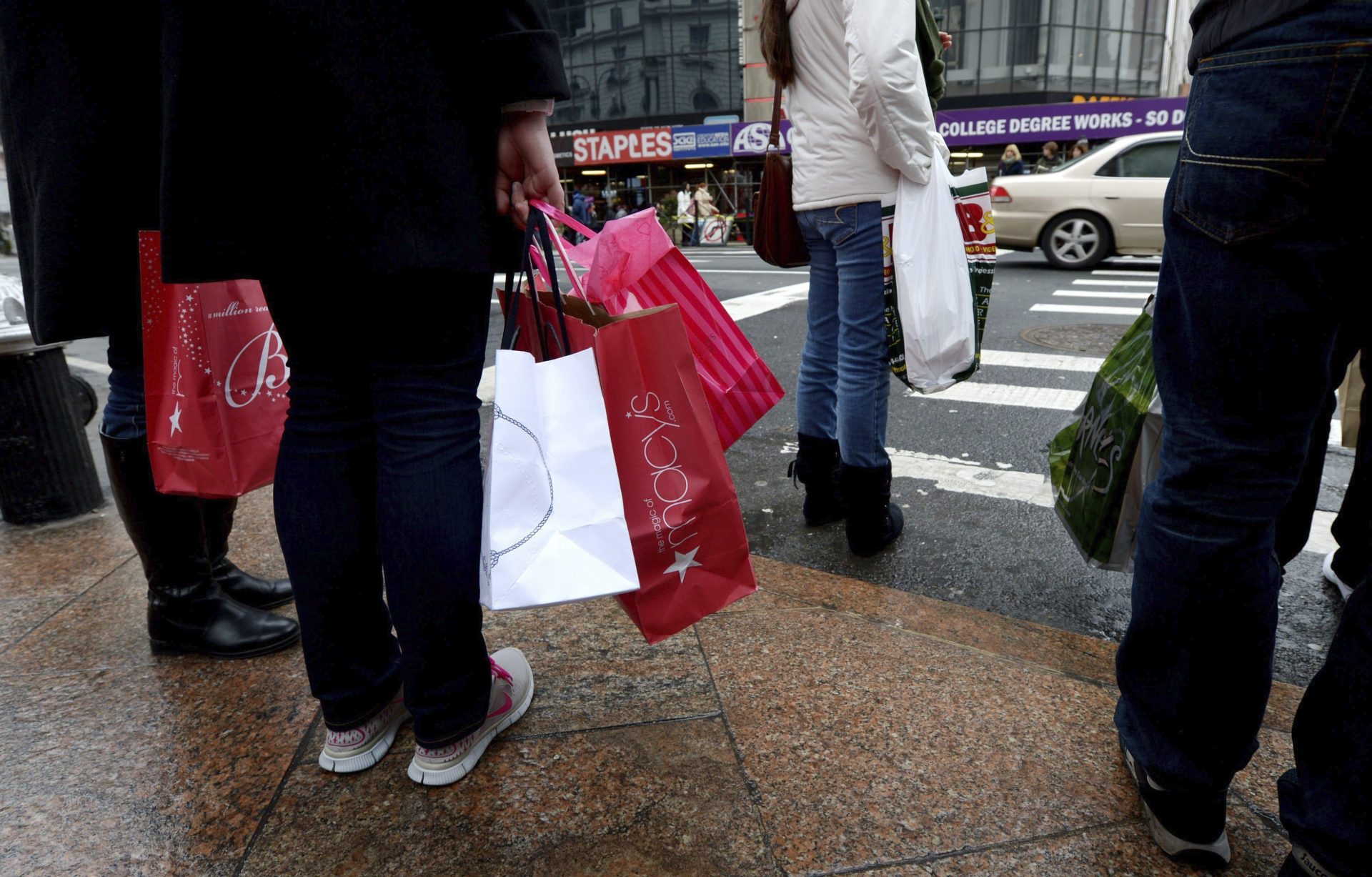 Varias personas caminan con sus compras en las calles de Nueva York. Foto: EFE/Justin Lane