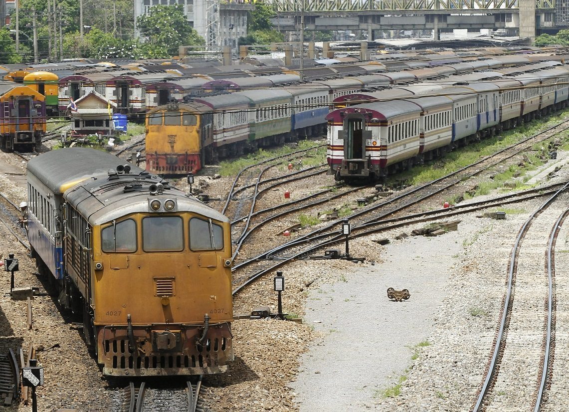 Trenes en cerca de la estación de Hua Lamphong en Bangkok (Tailandia). EFE/ Narong Sangnak