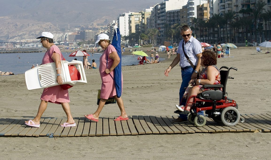 Pasarela de madera en la playa del Zapillo (Almeria), playa con puntos de baño accesibles. EFE /Carlos Barba.