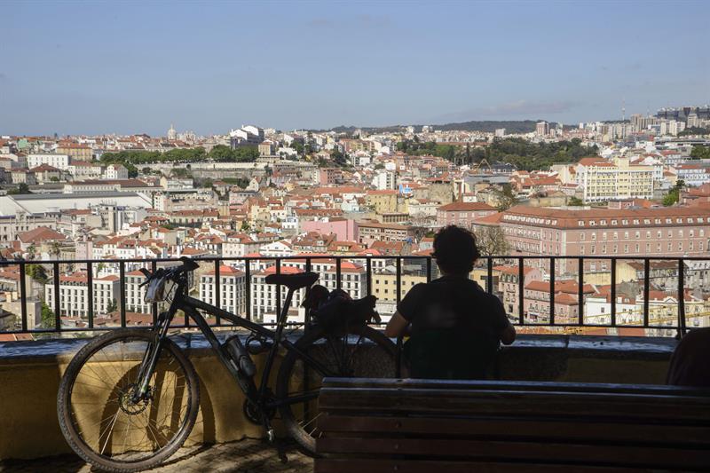 Fotgrafía facilitada por el Ayuntamiento de Lisboa, de una vista de la ciudad desde uno de los "miradouros".
