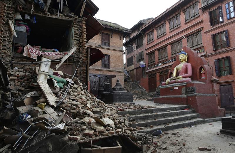 Vista de los daños del templo Syambhunaath Stupa tras el terremoto, en Katmandú, Nepal. EFE/Narendra Shrestha