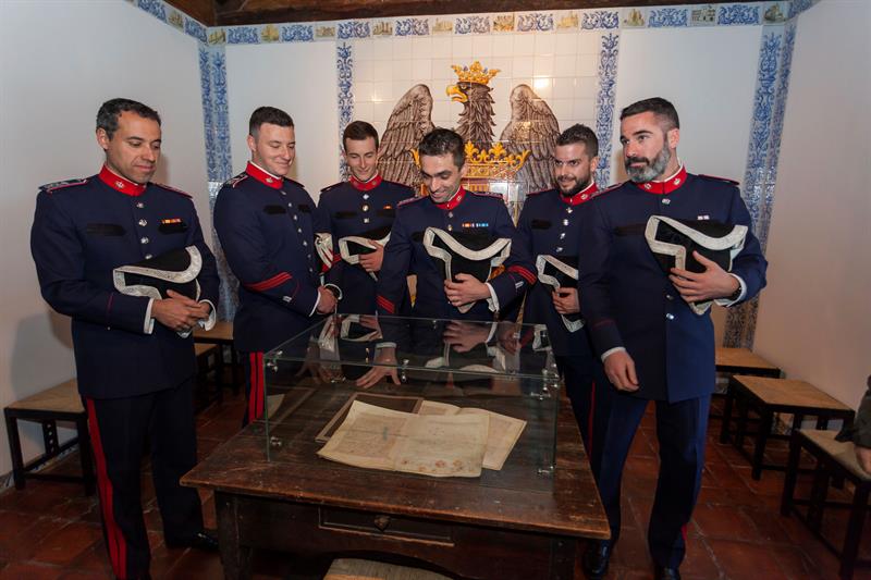 Miembros de la sección de Alabarderos de la Guardia Real observan el último testamento de Fernando el Católico en la Casa de Santa María (Madrigalejo). EFE/Jero Morales