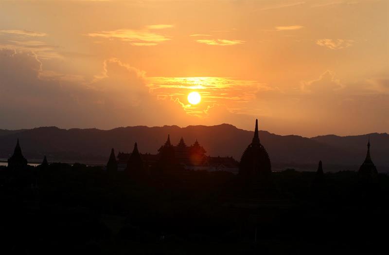 Atardecer en Bagan (Birmania). Foto. EFE/NYEIN CHAN NAING