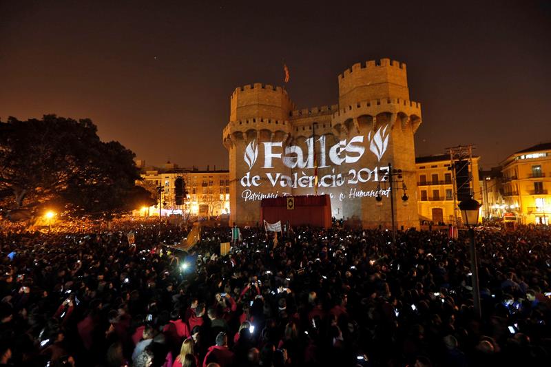 Un momento del multitudinario acto de la Crida en las Fallas de Valencia. Foto: EFE/Manuel Bruque