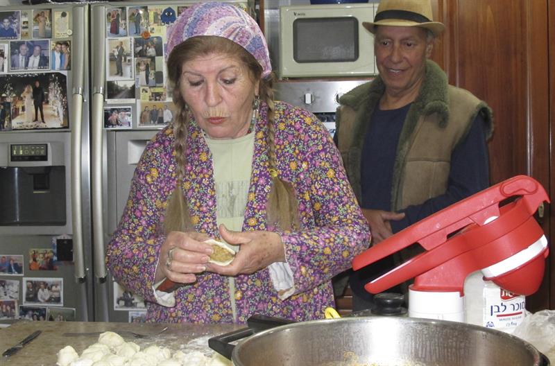 Dalia Harfof, judía de origen kurdo iraquí, prepara dulces para los turistas. Foto: EFE/Laura Fernández