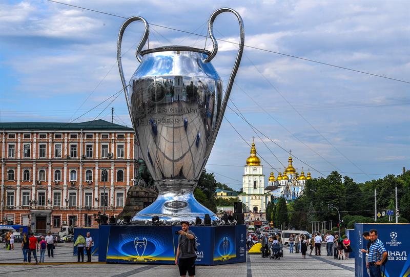 Aficionados posan ante una réplica gigante del trofeo de la Liga de Campeones en Kiev. Foto: EFE/GEORGI LICOVSKI