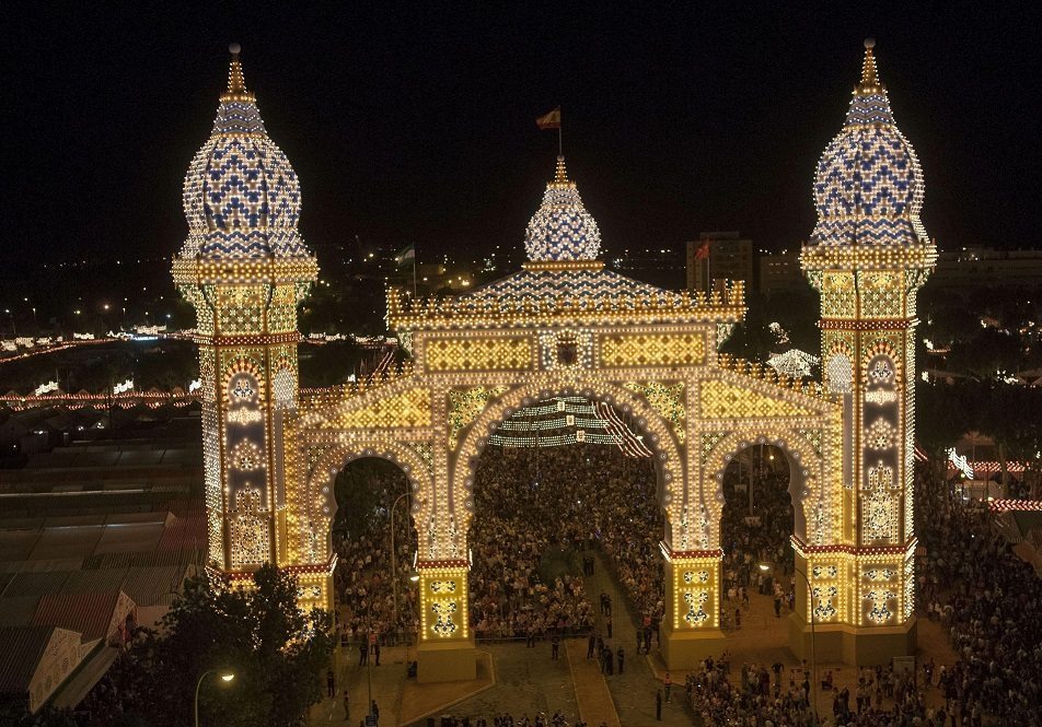 Alumbrado de la Feria de Abril de Sevilla de 2014. EFE/ Raúl Caro.