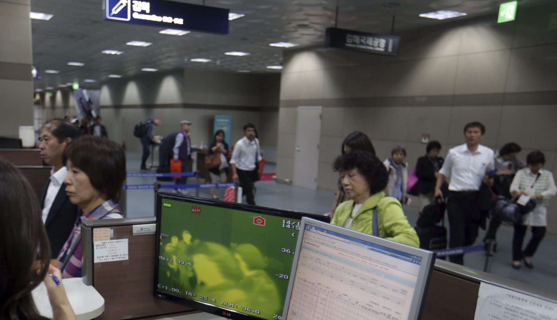 Vista de una pantalla que recoge la temperatura corporal de los pasajeros que llegan al Aeropuerto Internaiconal Gimhae de Busan (Corea del Sur). Foto: Archivo EFE/Yonhap