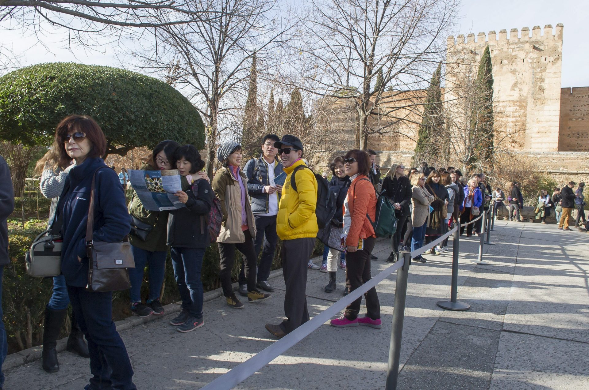 Unos turistas durante su visita a la Alhambra de Granada. Foto: EFE/Miguel Ángel Molina