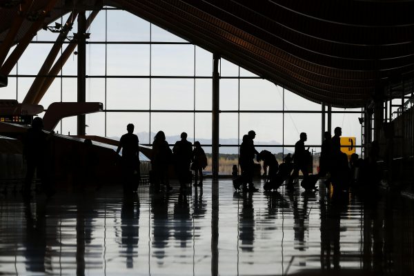 Viajeros en el aeropuerto Adolfo Suárez-Madrid Barajas. Efetur/Juan Carlos Hidalgo