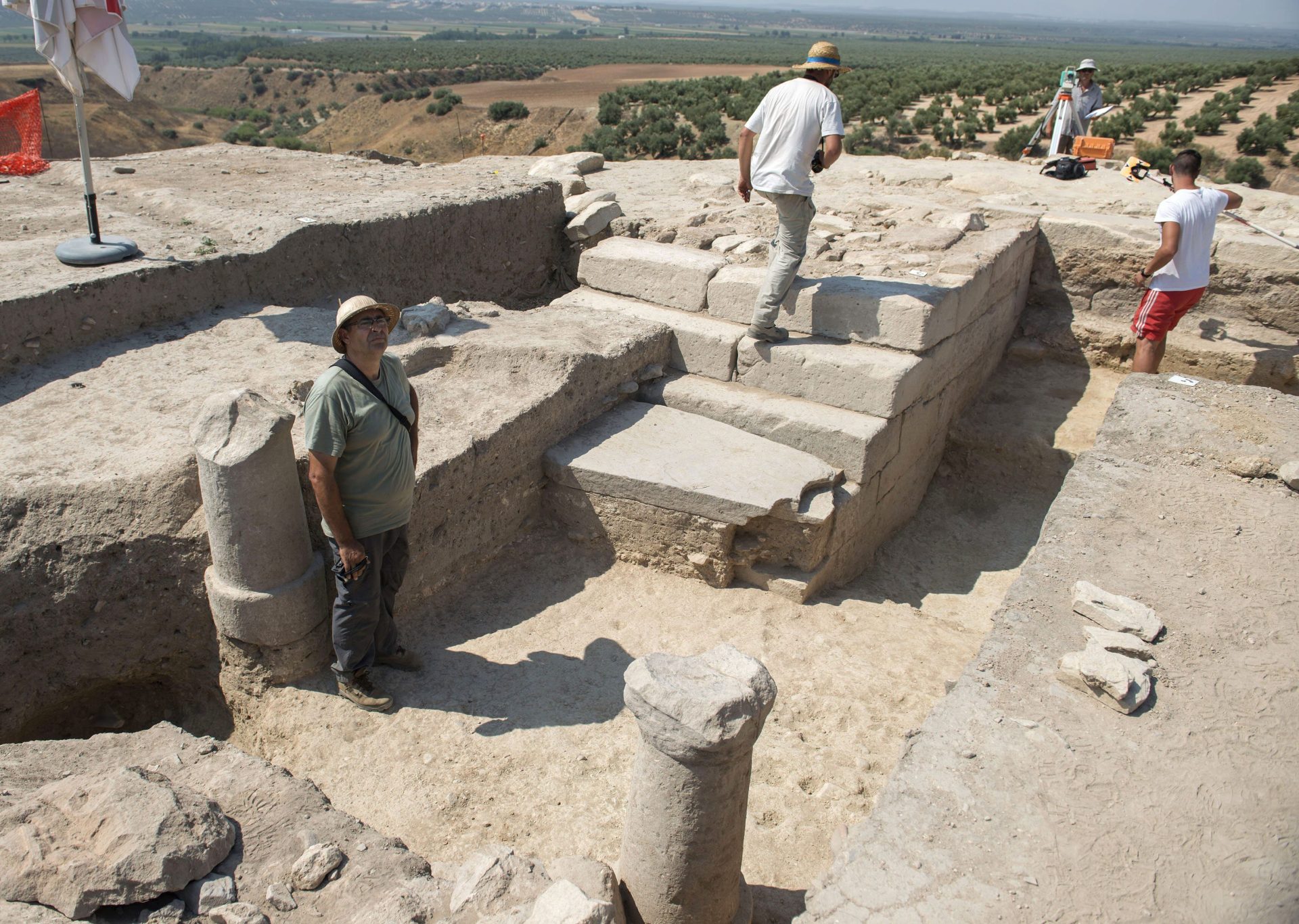 Arqueólogos en la ciudad ibero-romana de Cástulo. Foto. EFE/Jose Manuel Pedrosa