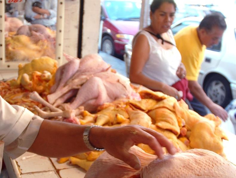 Imagen de archivo de un comercio mexicano de productos avícolas. EFE/Mario Guzmán