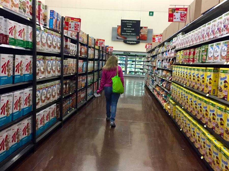 Una mujer hace sus compras en un supermercado. Efeagro/Jorge Núñez