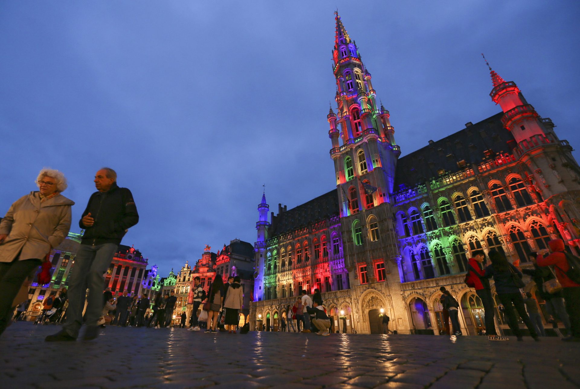 El Ayuntamiento y el Grand Place de Bruselas (Bélgica) iluminado en honor a las víctimas de un tiroteo masivo en Orlando. Foto: EFE/OLIVIER HOSLET