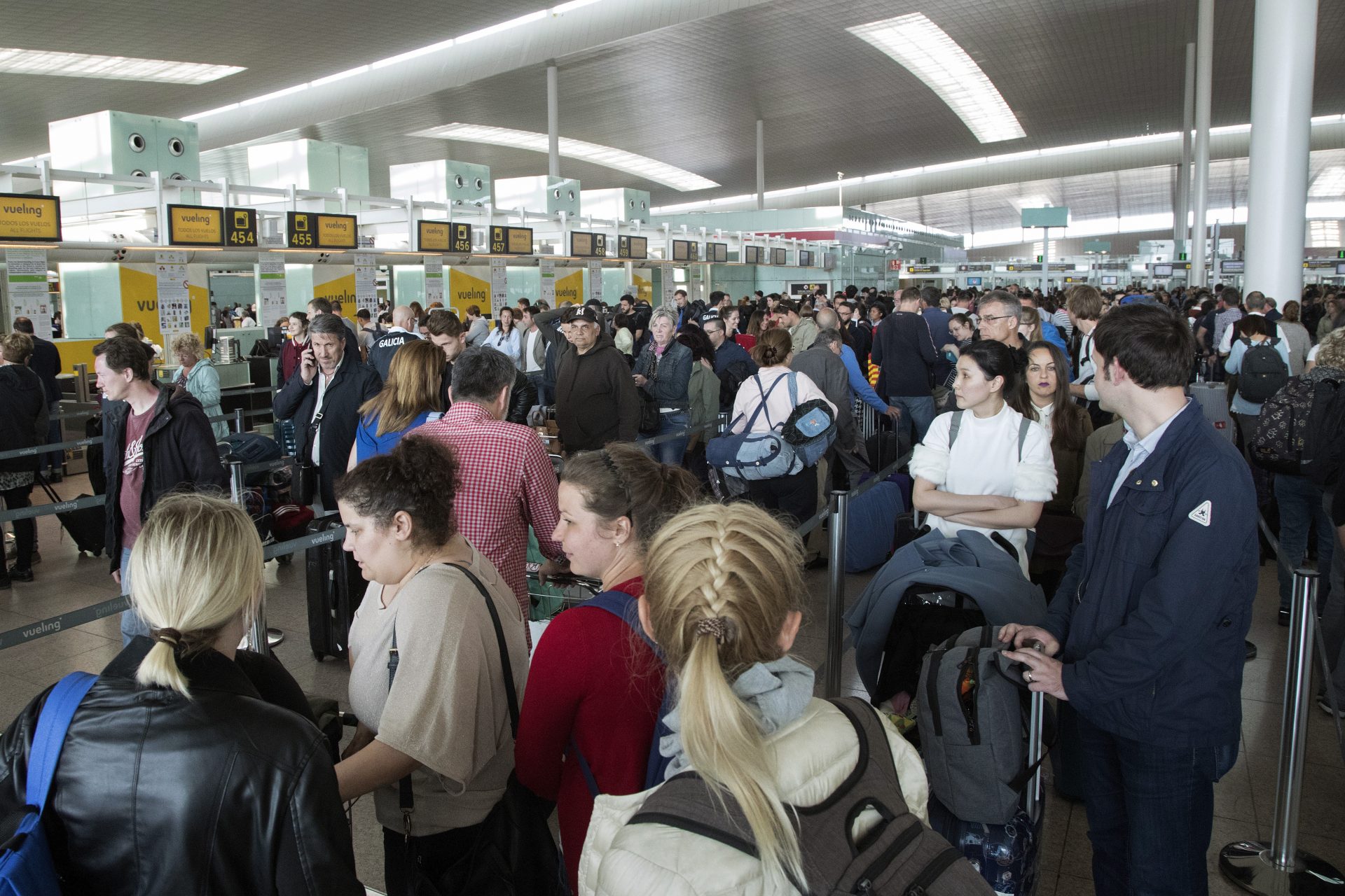Colas en el aeropuerto de El Prat-Barcelona. Foto: EFE/Marta Pérez