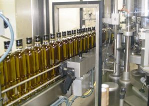 Botellas de aceite en una envasadora. Efeagro/Cooperativas Agro-alimentarias Andalucía