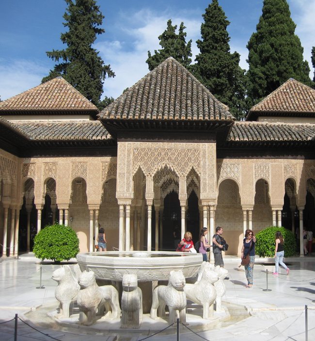 Una vista del remodelado patio de los leones en la Alhambra.