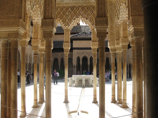 Una vista del patio de los leones en la Alhambra desde dentro de las columnas.