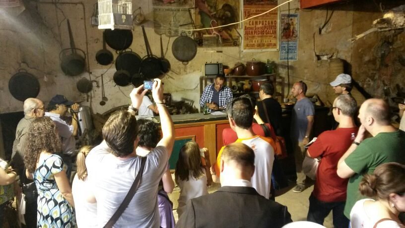 "Amanecistas" en la Visita a la taberna en Ayna. Foto: cedida por la organización.