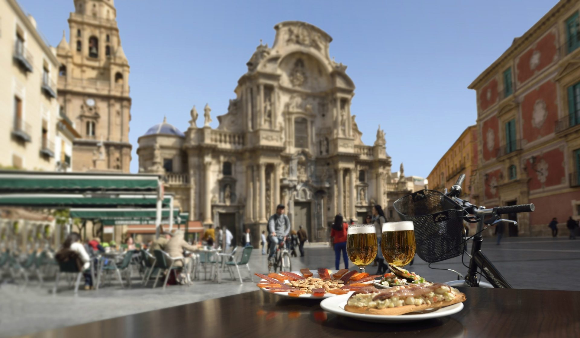 Aperitivo en Plaza Belluga. Foto: Joaquín Zamora.