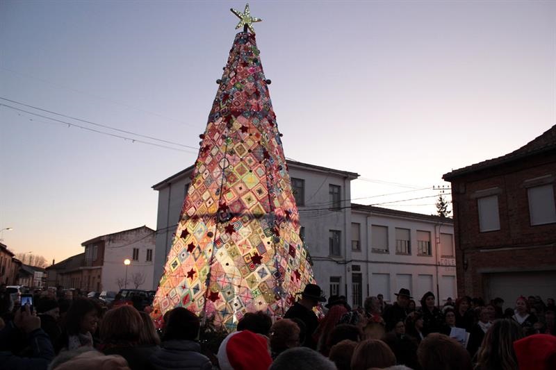 Fotografía facilitada por el Ayto. de Villoria de Órdigo, del árbol navideño de ganchillo. Foto: EFE