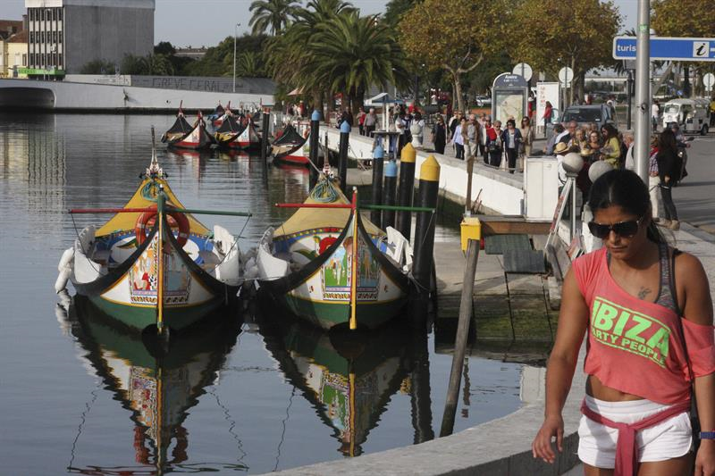 Barcos "moliçeros" en Aveiro (Portugal). Foto: EFE/Carlos García