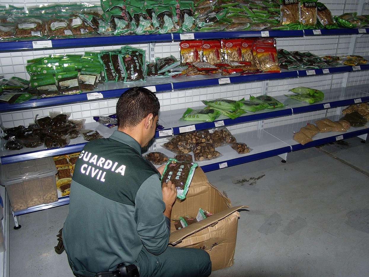 Un agente durante una operación contra el tráfico ilegal de alimentos. Foto: EFEAGRO ARCHIVO/Cedida por la Guardia Civil