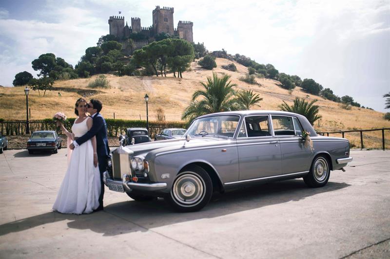 Una pareja de novios en el Castillo de Almodovar, escenario para reportajes de boda. Foto: EFE /Rafa Alcaide