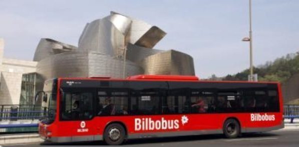 Un autobús pasa por delante del Museo Guggenheim en Bilbao. Foto. EFE/LUIS TEJIDO
