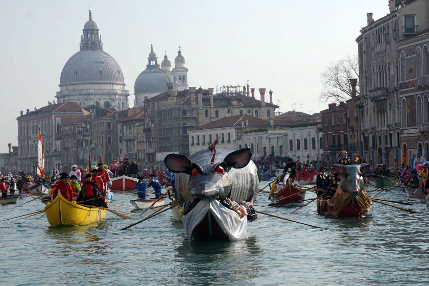 Cientos de personas disfrazadas en el Gran Canal de Venecia. Foto: EFE/Andrea Merola.