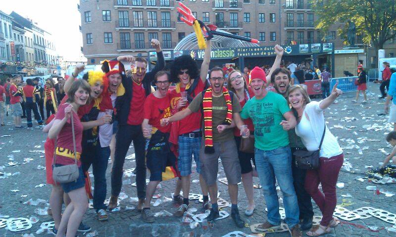 Alejandro con amigos en Bélgica, durante el Mundial de futbol. Foto. Cedida por Alejandro Moledo