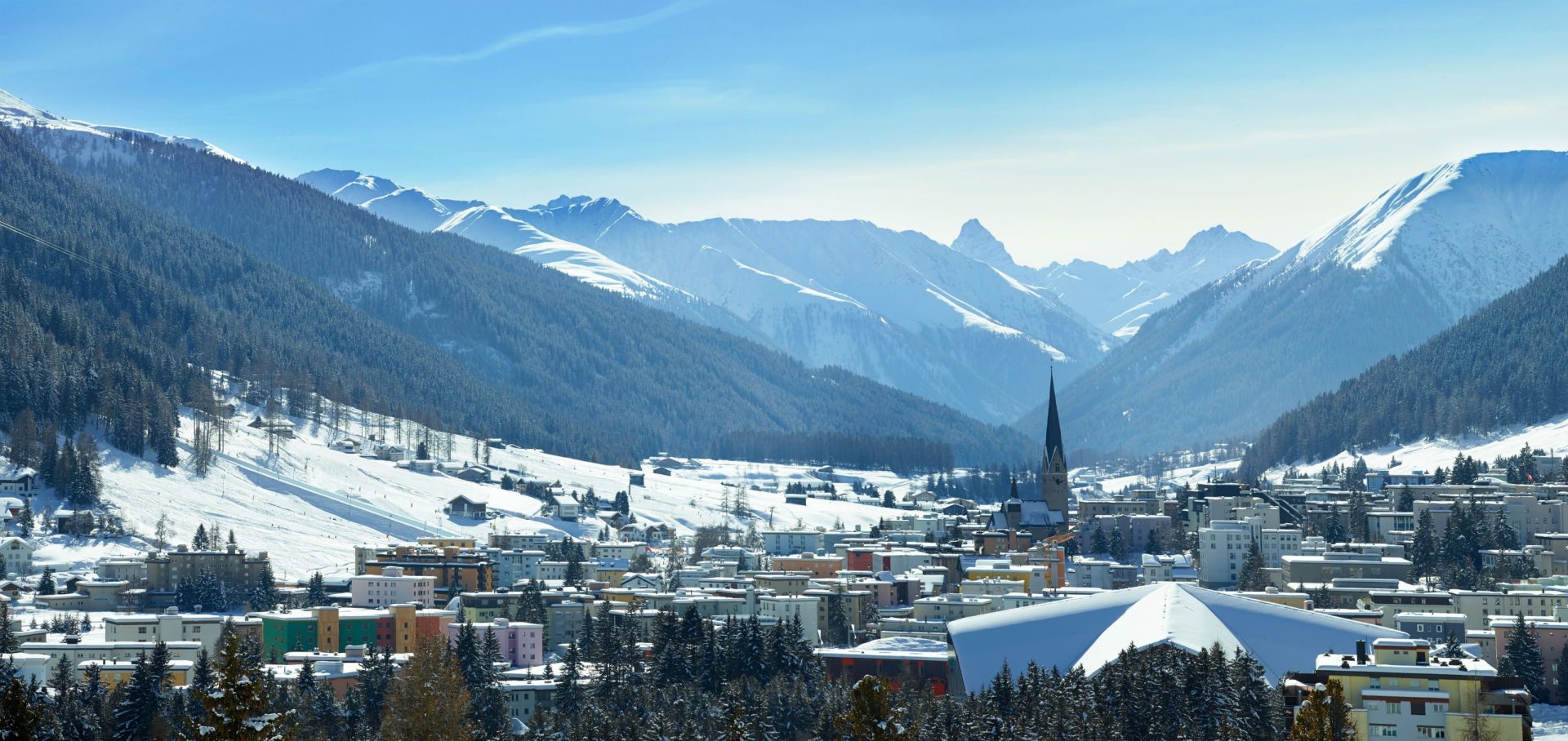 Davos es un lugar de vacaciones, deportes, congresos, de la salud, la investigación y la cultura. En el fondo, la Tinzenhorn (3.173 m).Foto: ST/SwissImage.