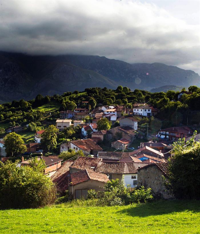 Asiegu, una pequeña aldea de Cabrales situada en el corazón de los Picos de Europa, ha sido distinguida este lunes con el Premio Pueblo Ejemplar de Asturias 2019 por el modelo de desarrollo rural que ha promovido y que le ha permitido hacer frente al despoblamiento o a la degradación del paisaje. EFE/ Alberto Morante