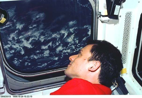 Duque, mirando hacia la Tierra en su primera misión. NASA.