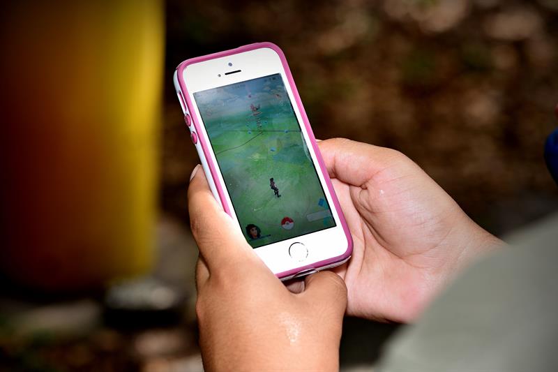Un joven juega con la aplicación Pokemon Go. Foto: EFE/Gaston de Cardenas