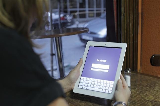 Una usuaria entra en su cuenta de Facebook a través de un Ipad. Foto: EFE/Alberto Martín