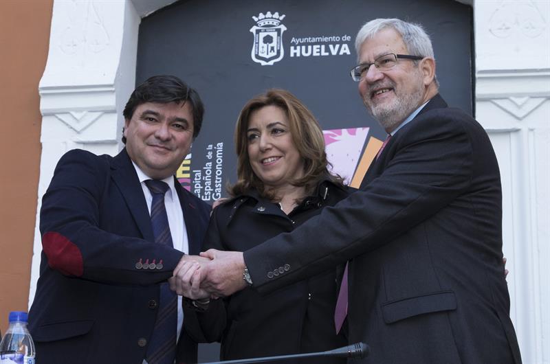 La presidenta de la Junta de Andalucía, Susana Díaz, junto al el alcalde de Huelva, Gabriel Cruz y el chef Xanty Elías. Foto: EFE/Julián Pérez