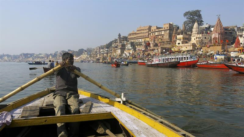 Aguas del Ganges en Benarés, India. Foto: EFE/Moncho Torres