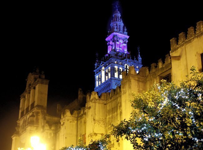 La Giralda iluminada en una imagen de archivo. Foto: Eduardo Abad/EFE